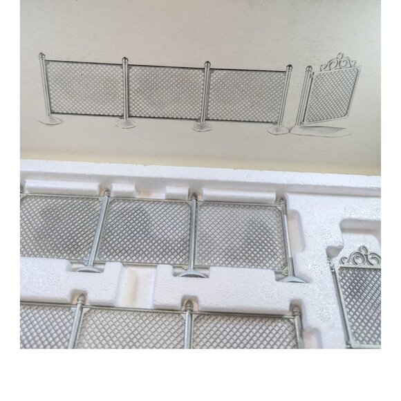 Dept 56 Village Chain Link Fence With Gate Set of 3 5234-5 Metal Accessories - Picture 3 of 3